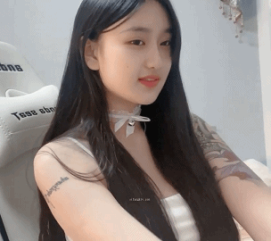 超人气【无敌甜美精神小妹】长相甜美,声音也超甜,笑起来象抹了蜂蜜!大尺度,下面大方露出,还要饱满大奶