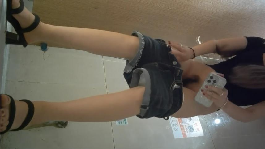 精品酒吧女则全景愉拍❤️纹身精神妹 刮毛白虎逼高跟小妹多次被拍拉屎又细又长