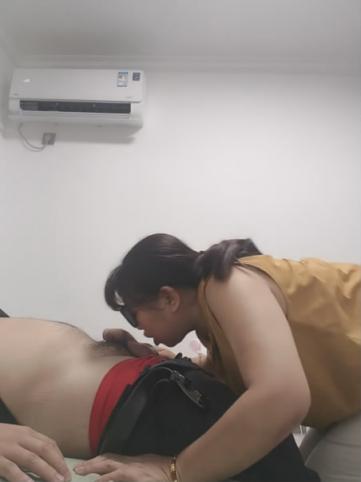 恋母癖老哥❤️[我和身边阿姨故事]约到一个海角平台的女博主单亲妈妈口活不错性欲强经常在外面被人家操