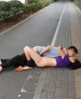 一对饥渴中年夫妇寻刺激❤️街边脱衣直接开操 旁边大哥一直笑 !