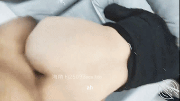 爱穿丝袜的亲嫂子 时隔两个月终于又操到美腿丝袜嫂子!深深顶入蜜臀,被干的高潮喷水多次!到处都是水