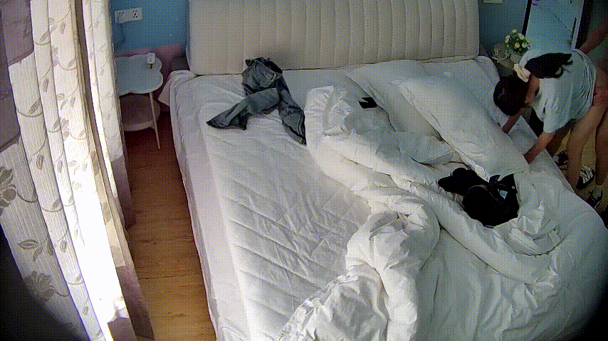 主题酒店这两太久时间没见 太饥渴了 衣服都没来得及脱就开始干上了 女友全程乖乖顺从配合 射一肚皮