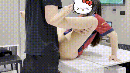 青春美眉AsianHoney 身材丰满大肥臀 足球宝贝被小哥在沙发惩罚 抽插无毛鲍鱼并受到内射