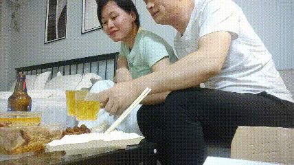 良家大奶少妇 咱俩真来电昨天刚加微信 老公不行了我受不了了 喝的醉醺醺上床被各种无套猛怼