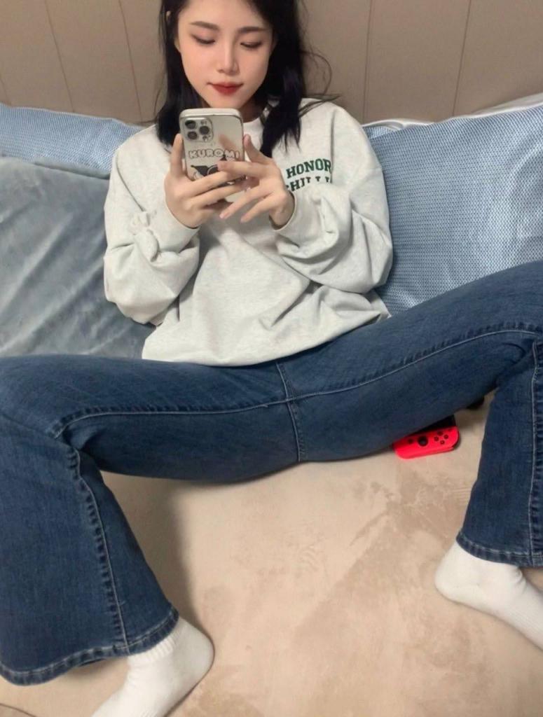 肌肉佬情系巨乳娘，两颗红蕾千人尝