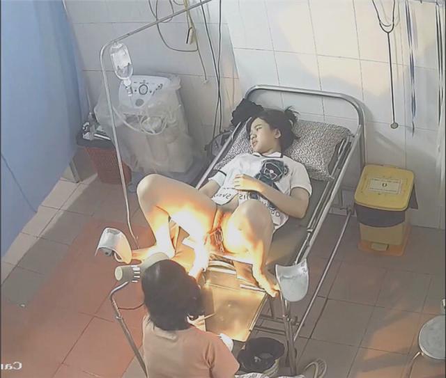 《仁爱医院监空破解》真实记录姐姐陪着妹妹❤️来做阴道内窥镜检查