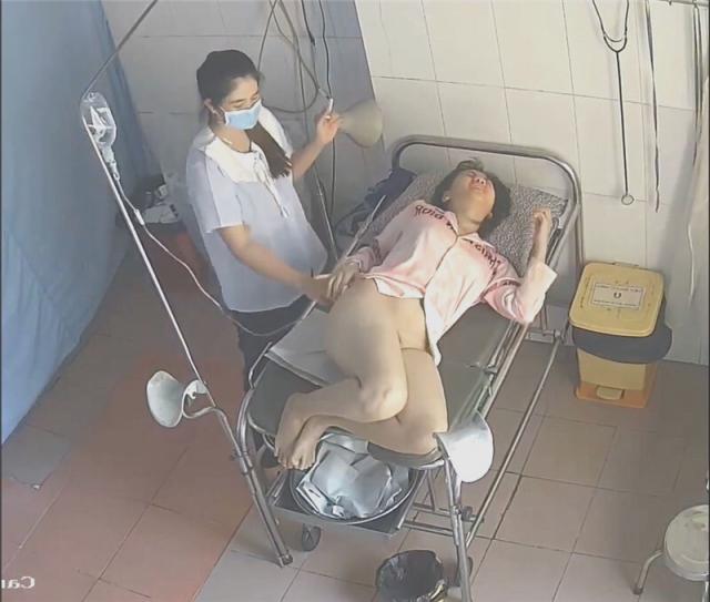 《仁爱医院监空破解》真实记录姐姐陪着妹妹❤️来做阴道内窥镜检查