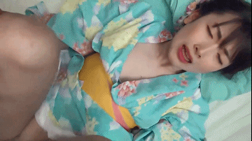 19岁的【超级甜美少女】已破处一年了,但依然很紧!挑逗一会就大量白浆,鸡巴插进去疼的惨叫不止