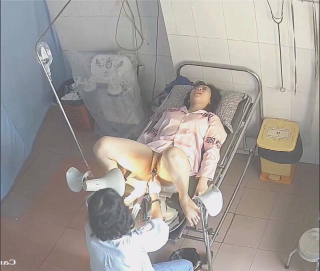 《仁爱医院监空破解》真实记录姐姐陪着妹妹❤️来做阴道内窥镜检查