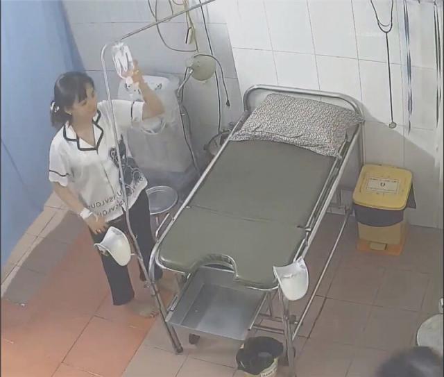 《仁爱医院监空破解》真实记录姐姐陪着妹妹❤️来做阴道内窥镜检查