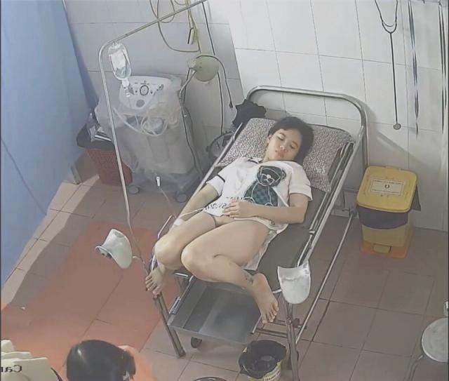 《仁爱医院监空破解》真实记录姐姐陪着妹妹❤️来做阴道内窥镜检查