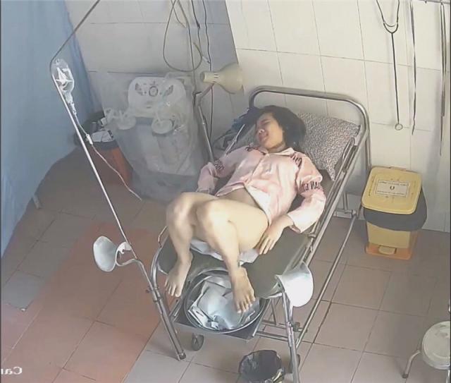 《仁爱医院监空破解》真实记录姐姐陪着妹妹❤️来做阴道内窥镜检查