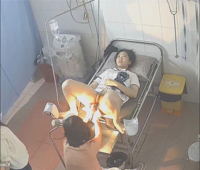 《仁爱医院监空破解》真实记录姐姐陪着妹妹❤️来做阴道内窥镜检查