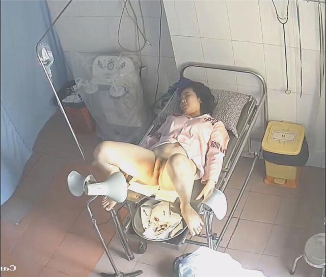 《仁爱医院监空破解》真实记录姐姐陪着妹妹❤️来做阴道内窥镜检查