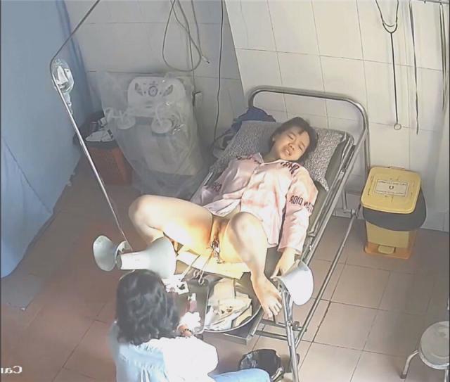 《仁爱医院监空破解》真实记录姐姐陪着妹妹❤️来做阴道内窥镜检查