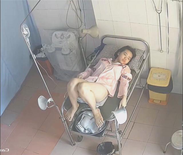 《仁爱医院监空破解》真实记录姐姐陪着妹妹❤️来做阴道内窥镜检查