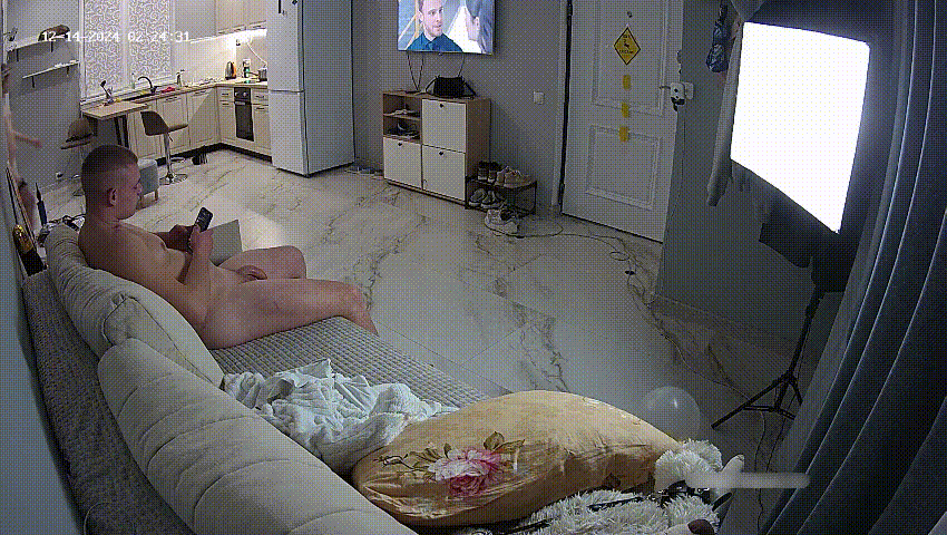 赤裸男女 男人正在客厅玩手机 女人出来直接过来口交 疯狂深喉 最后被颜射一脸 这量够敷几次面膜了