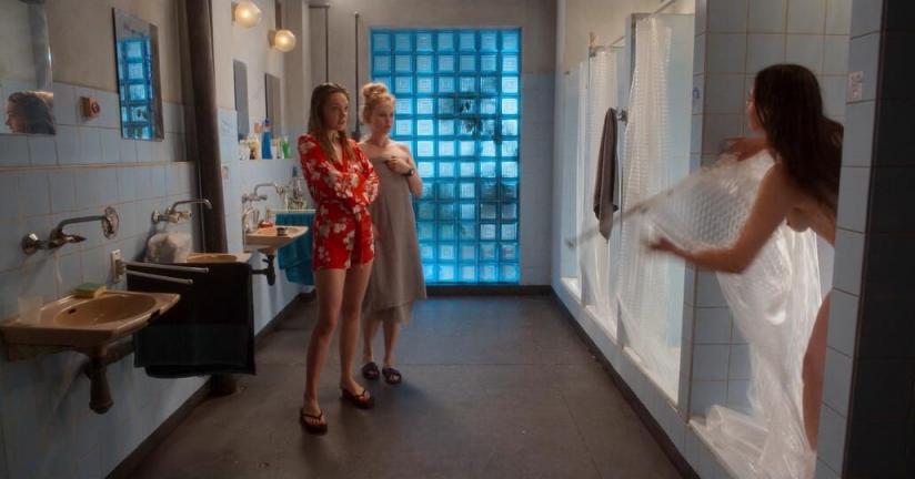 这部青春性喜剧,欢乐的同时尺度也很大