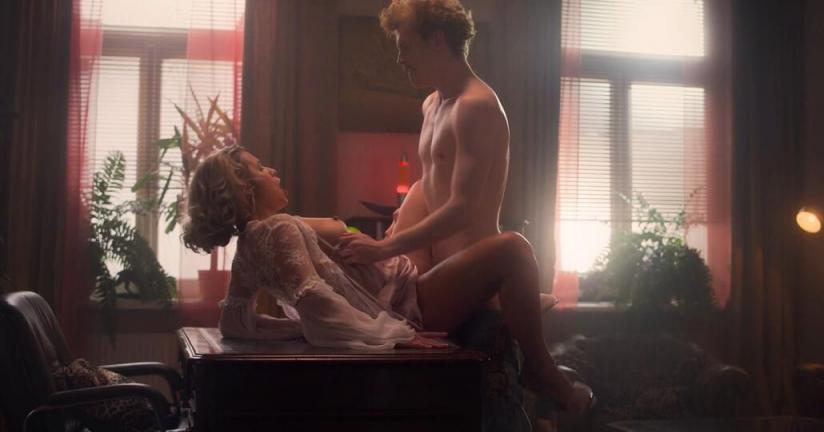 这部青春性喜剧,欢乐的同时尺度也很大