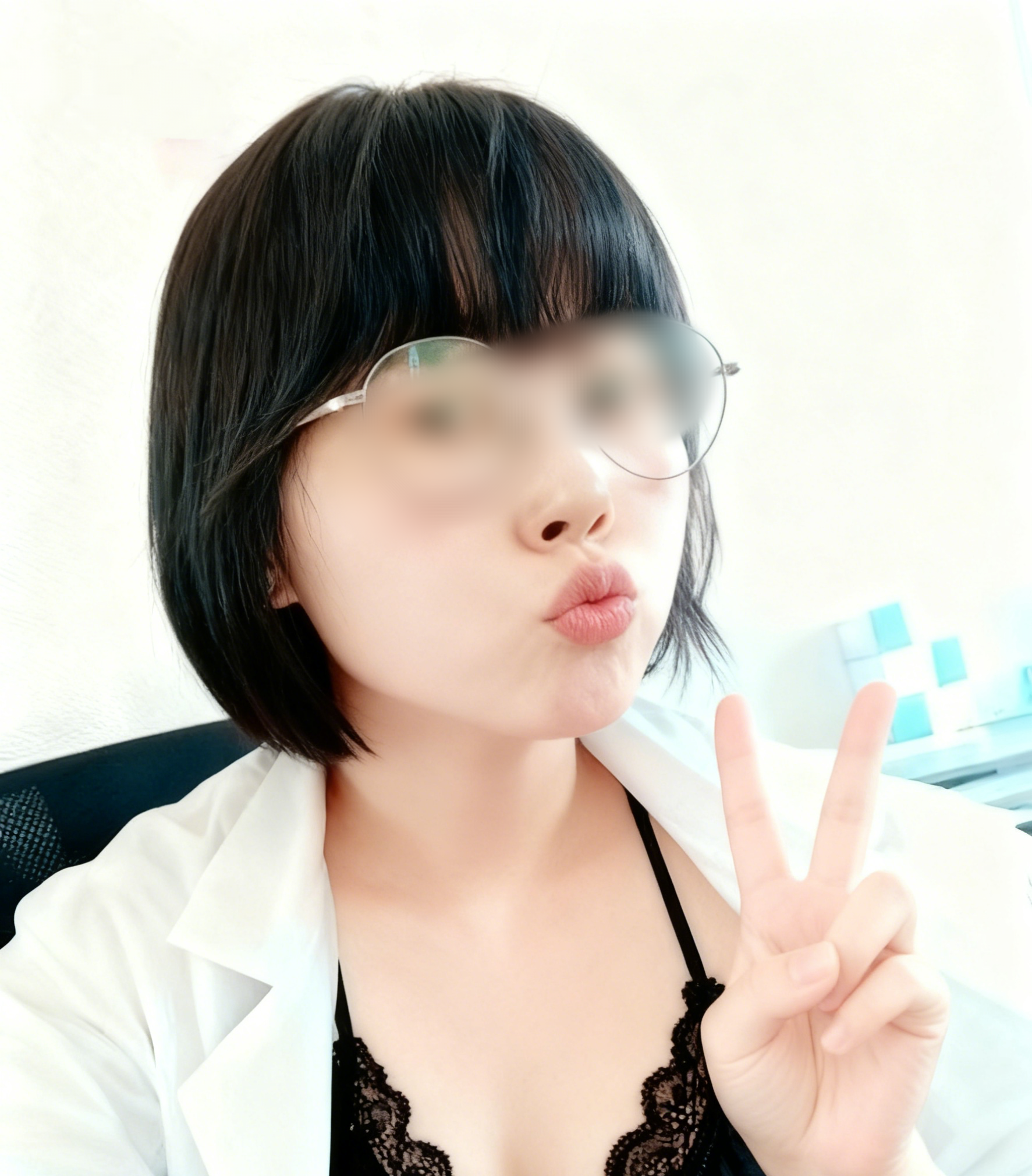 00后骚母狗在公司发骚露脸自拍,在线求被操