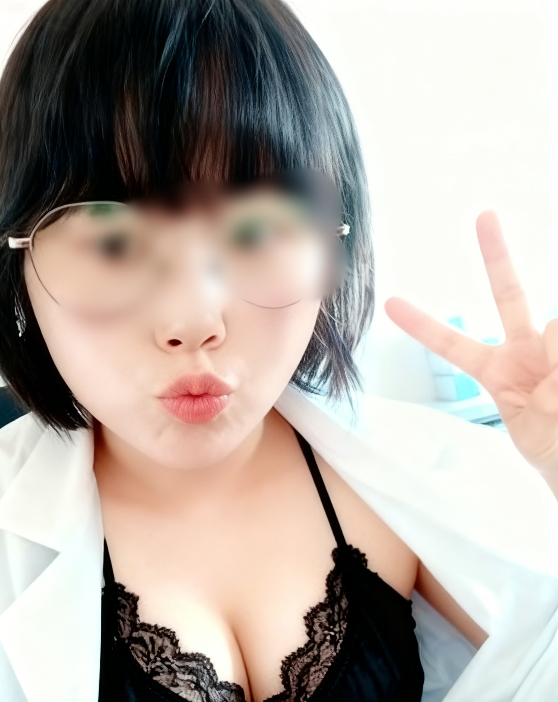 00后骚母狗在公司发骚露脸自拍,在线求被操