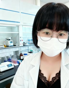 00后骚母狗在公司发骚露脸自拍,在线求被操