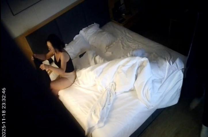 酒店愉拍❤️气质眼镜少妇白领姐姐假期也要陪领导被红内裤领导操