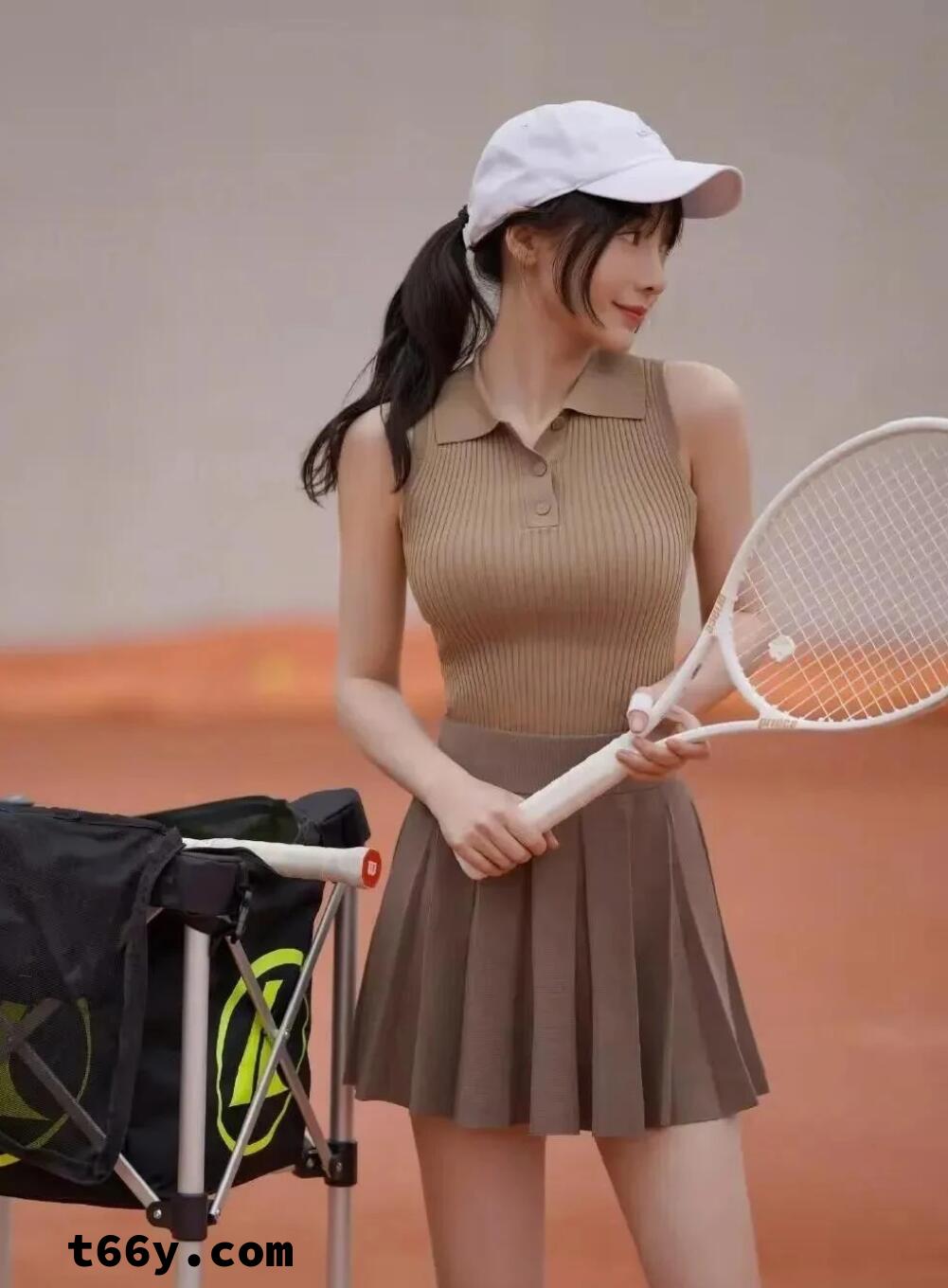 柳岩打网球太惊艳！一双“漫画腿”秒杀全场，不看身材依旧诱人！