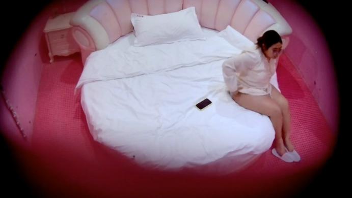 酒店愉拍❤️粉色情趣圆床大学生情侣体育生男友抽插眼镜丰满学妹