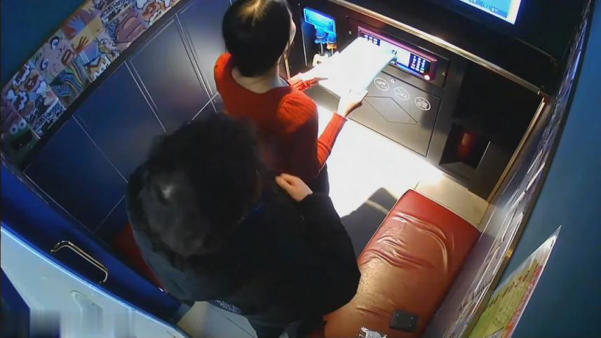 黑客破解KTV包房监空愉拍❤️红衣妹子刚进来不久就迫不及待脱下帅哥的裤子吃硬鸡巴一边唱歌一边操她