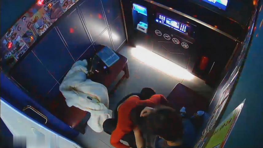 黑客破解KTV包房监空愉拍❤️红衣妹子刚进来不久就迫不及待脱下帅哥的裤子吃硬鸡巴一边唱歌一边操她