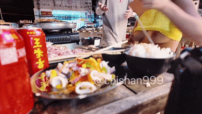 极限人前露出,白天逛街夜晚上宵夜,坚挺美乳时不时跳出来,刺激!