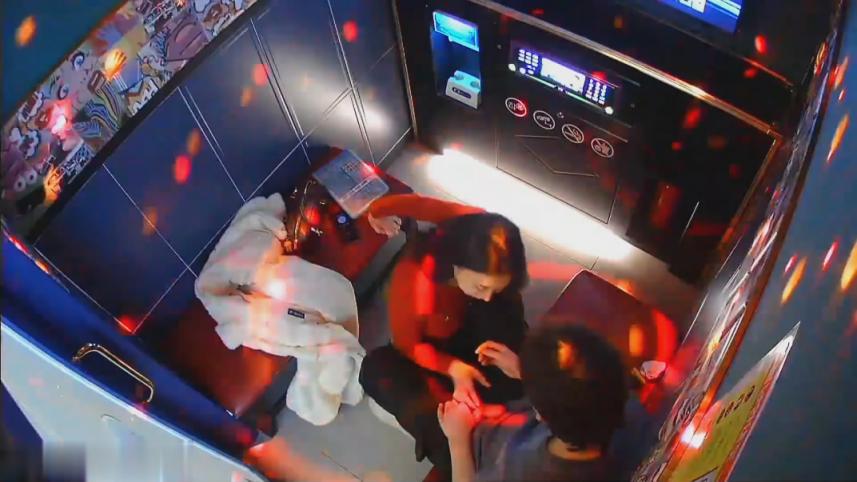 黑客破解KTV包房监空愉拍❤️红衣妹子刚进来不久就迫不及待脱下帅哥的裤子吃硬鸡巴一边唱歌一边操她