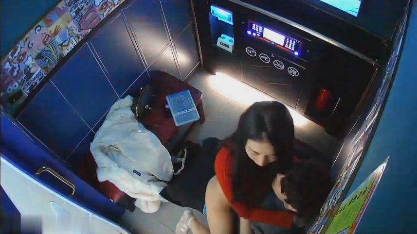 黑客破解KTV包房监空愉拍❤️红衣妹子刚进来不久就迫不及待脱下帅哥的裤子吃硬鸡巴一边唱歌一边操她