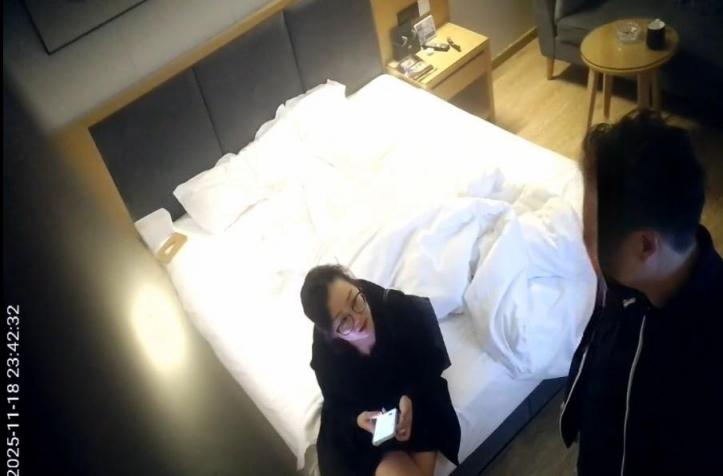 酒店愉拍❤️气质眼镜少妇白领姐姐假期也要陪领导被红内裤领导操