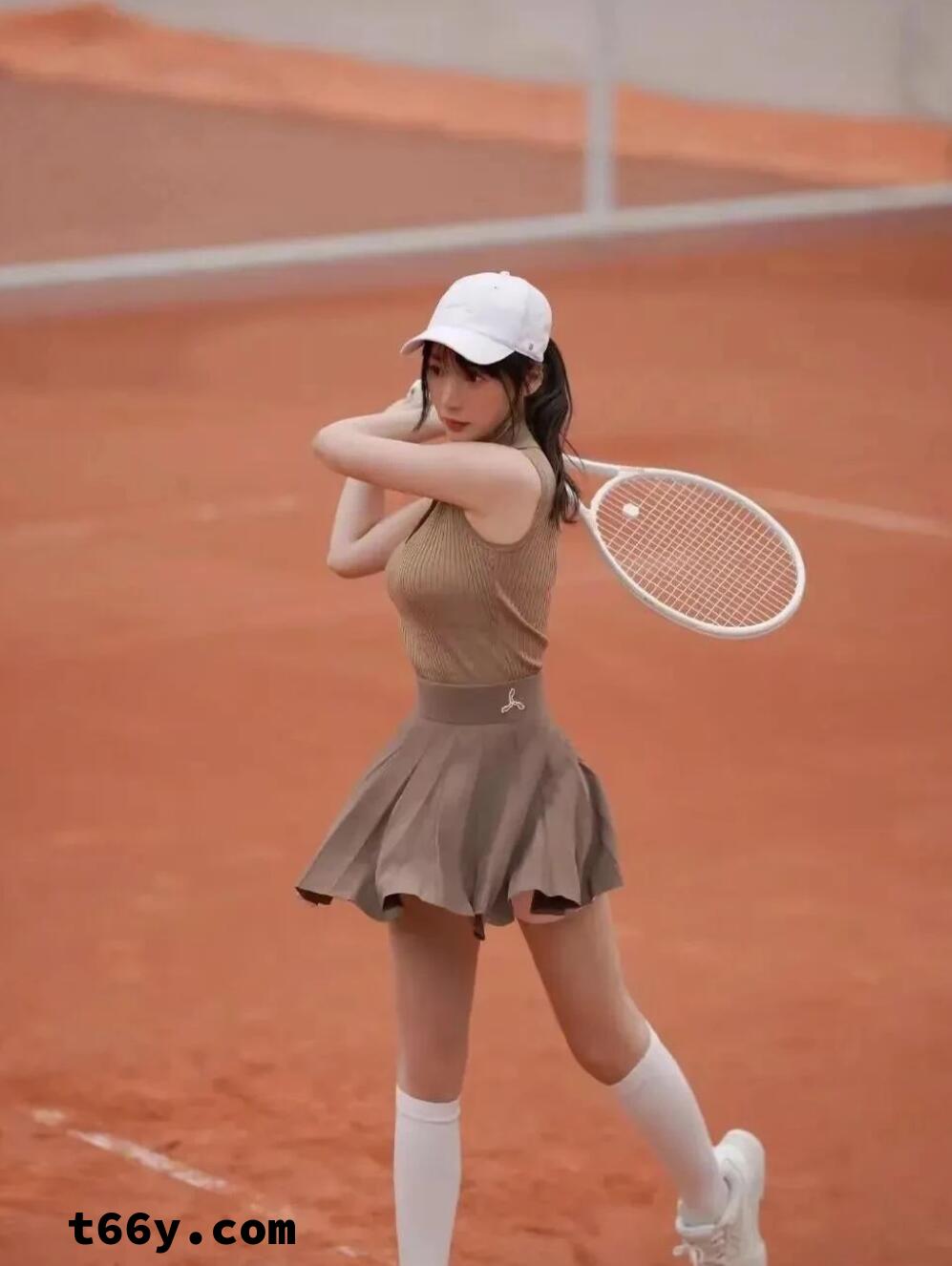 柳岩打网球太惊艳！一双“漫画腿”秒杀全场，不看身材依旧诱人！