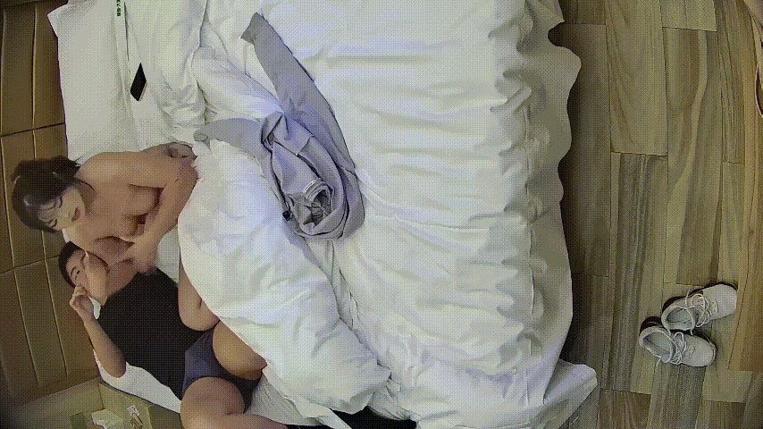 大学城民宿 小青年带女朋友开房 女友长得还不错 身材也是肉肉的 奶子大大的 操起来很爽吧