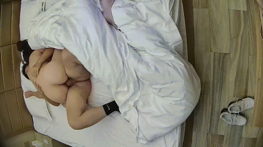 大学城民宿 小青年带女朋友开房 女友长得还不错 身材也是肉肉的 奶子大大的 操起来很爽吧