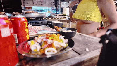 极限人前露出,白天逛街夜晚上宵夜,坚挺美乳时不时跳出来,刺激!