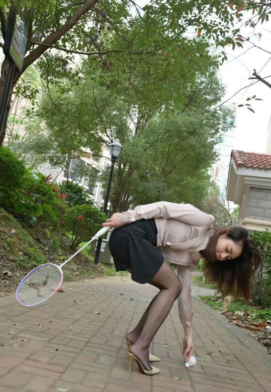 打羽毛球的人妻