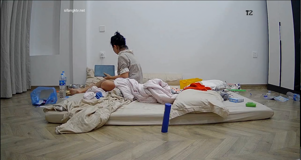 家庭摄象头破解真实愉拍，2个孩子的熟女宝妈，经常在家里豪放裸奔，给身体擦乳液做保养