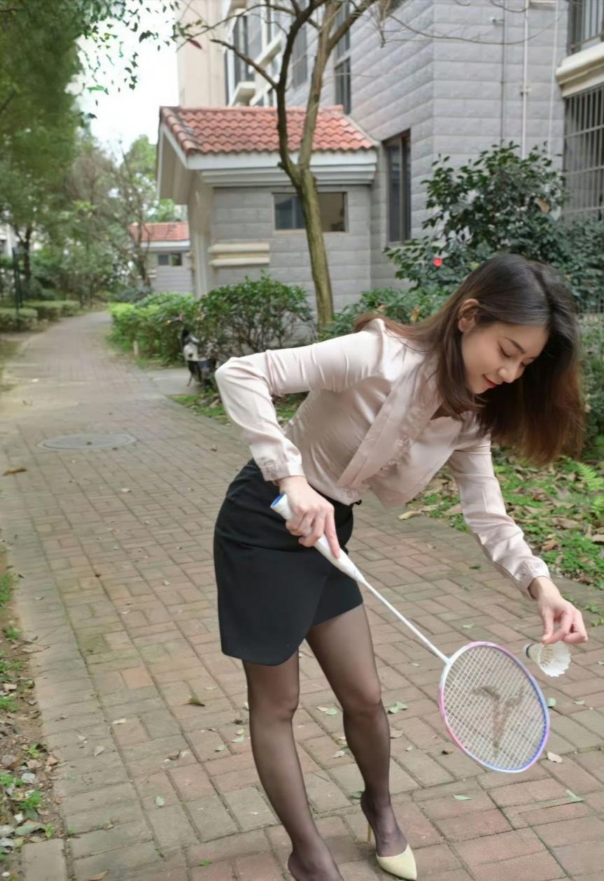 打羽毛球的人妻