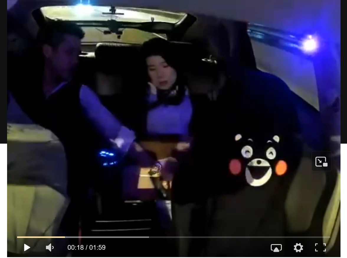 滴滴车后排醉酒少妇寂寞难耐，夜晚车上灯光昏暗，男友竟帮其抠逼，少妇一脸享受，被行车记录仪记录了下来