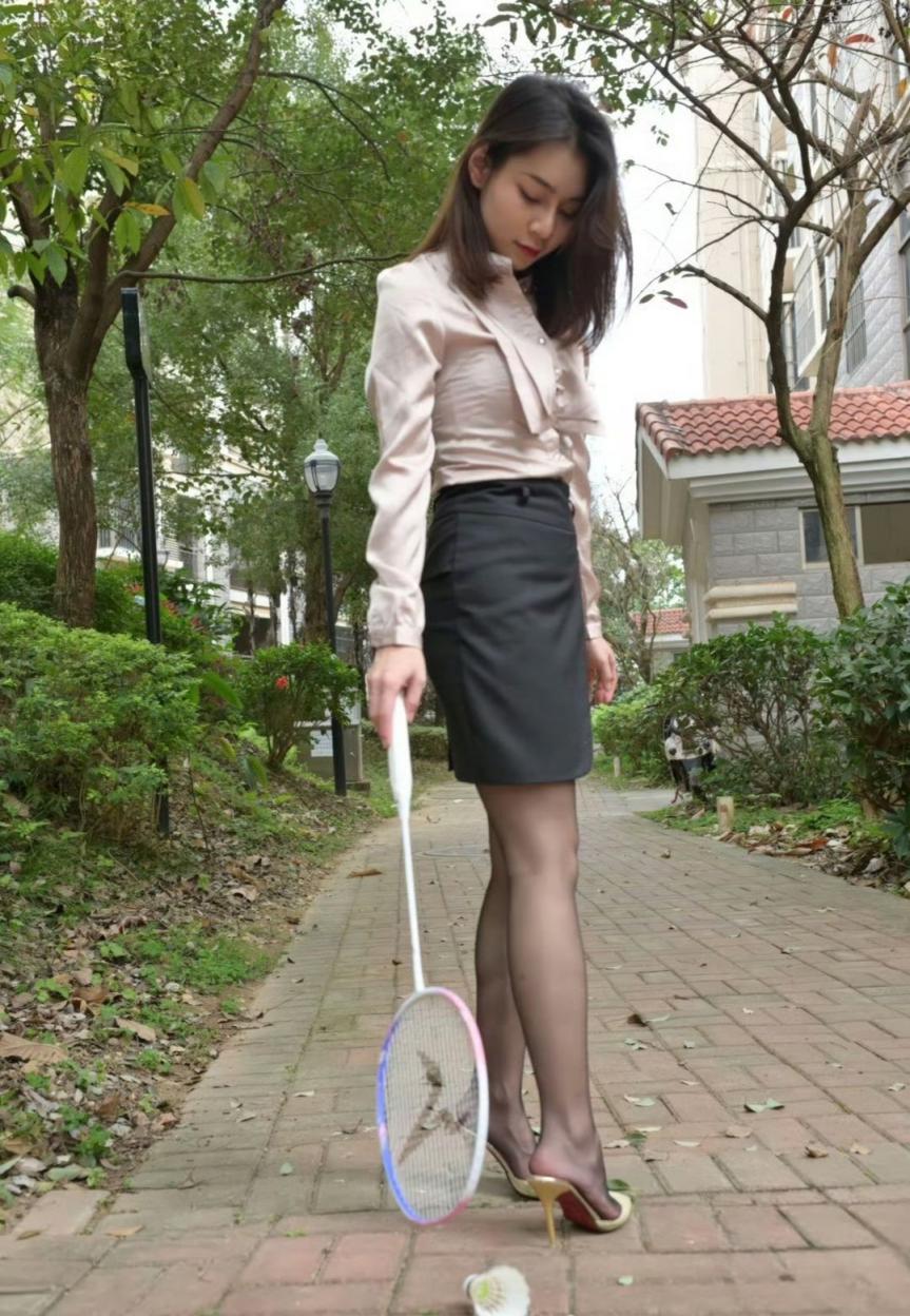 打羽毛球的人妻