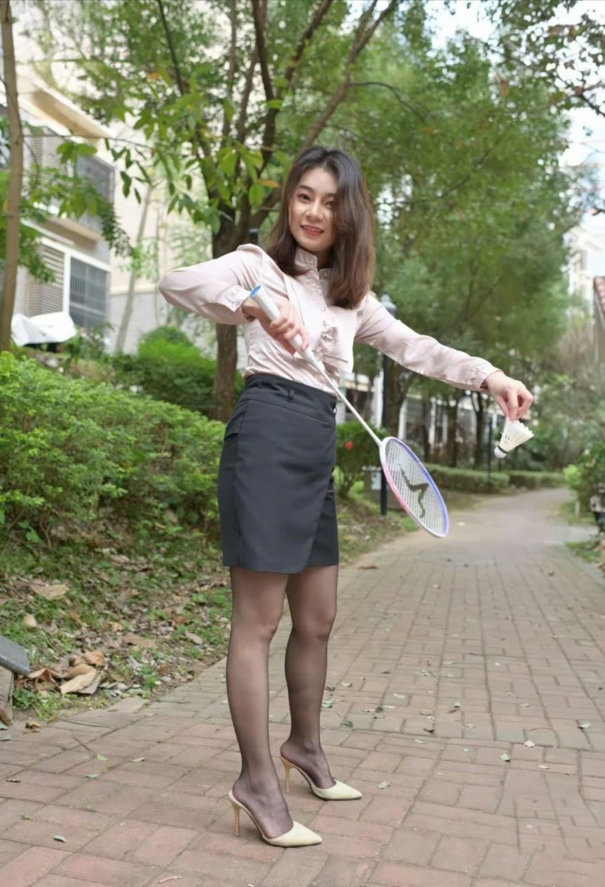 打羽毛球的人妻