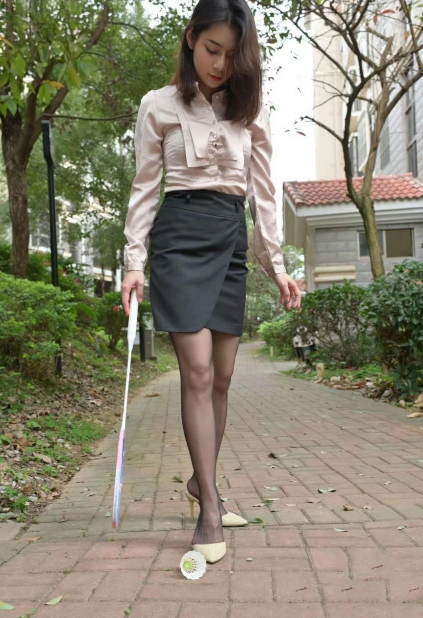 打羽毛球的人妻