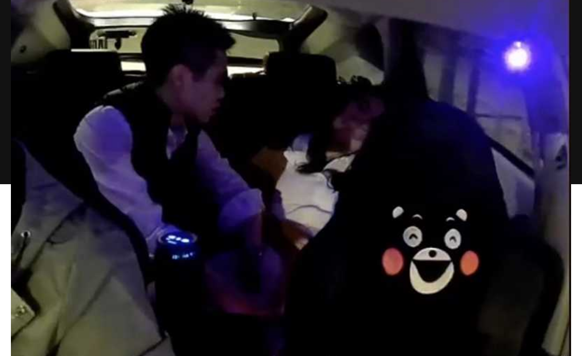 滴滴车后排醉酒少妇寂寞难耐,夜晚车上灯光昏暗,男友竟帮其抠逼,少妇一脸享受,被行车记录仪记录了下来