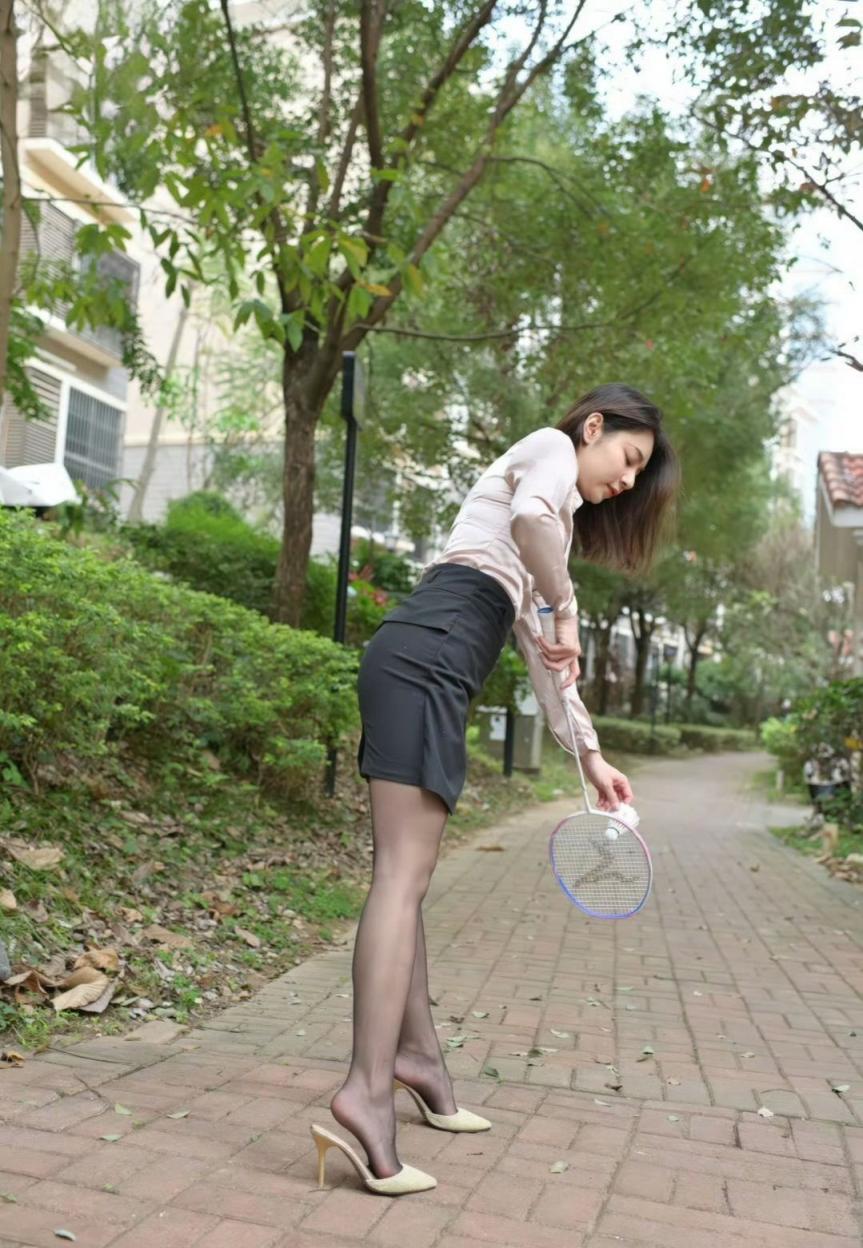 打羽毛球的人妻