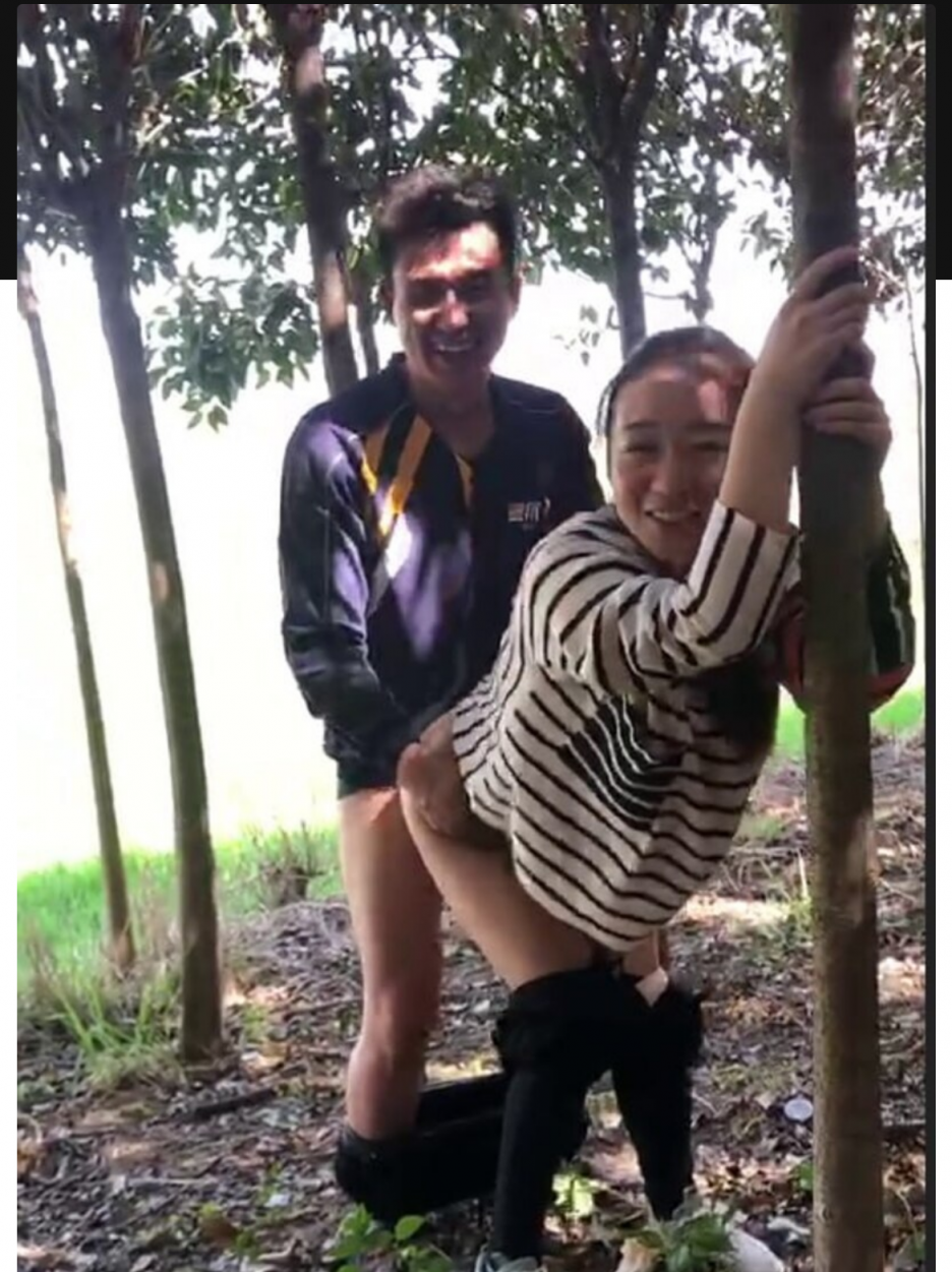 响水德邦物流小哥和出轨对象在小树林约炮被拍 边操边笑越干越兴奋 简直太刺激