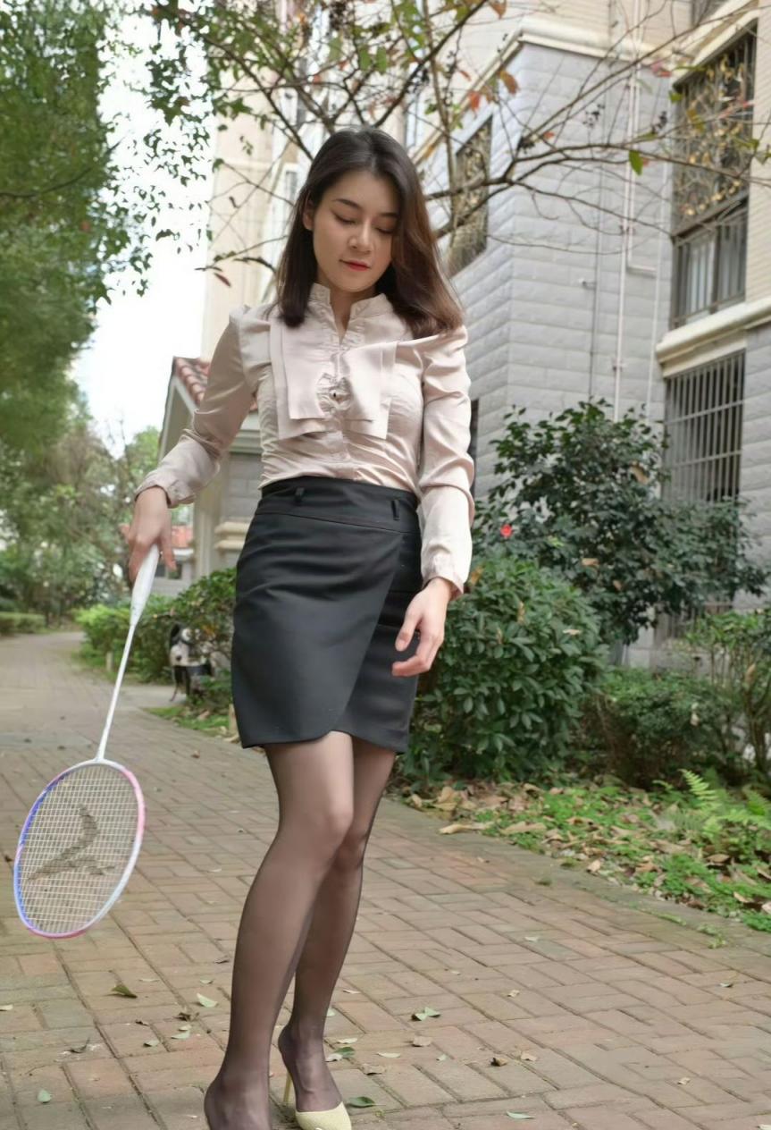 打羽毛球的人妻